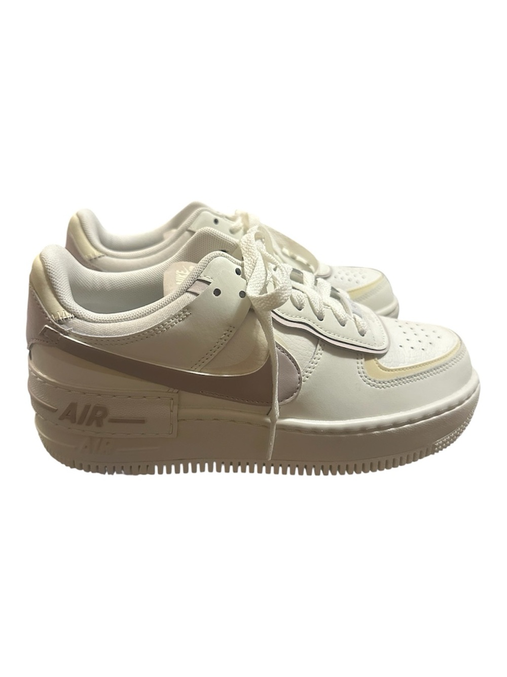 Nike Women’s Sneakers in White and Light Tan